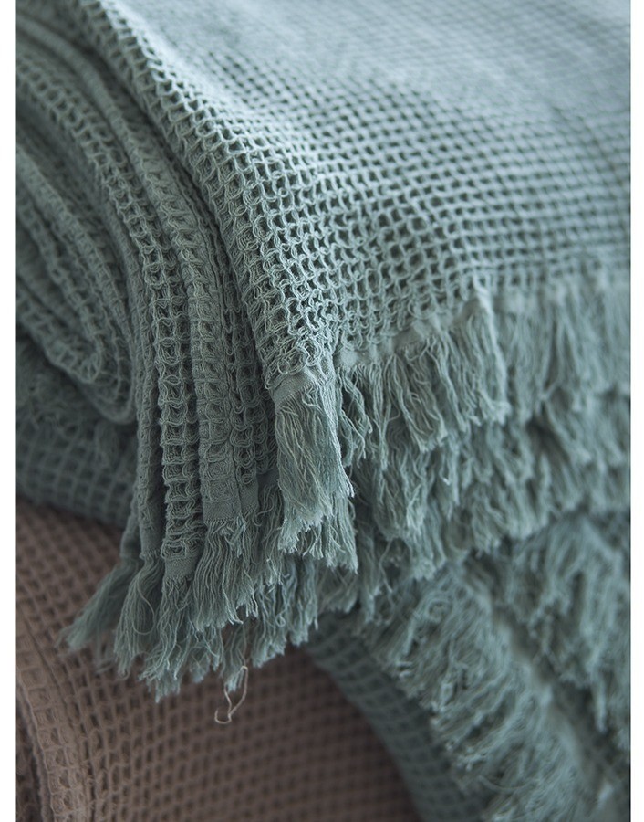 Покрывало вафельное из хлопка цвета шалфея из коллекции essential, 180х250 см (77460)