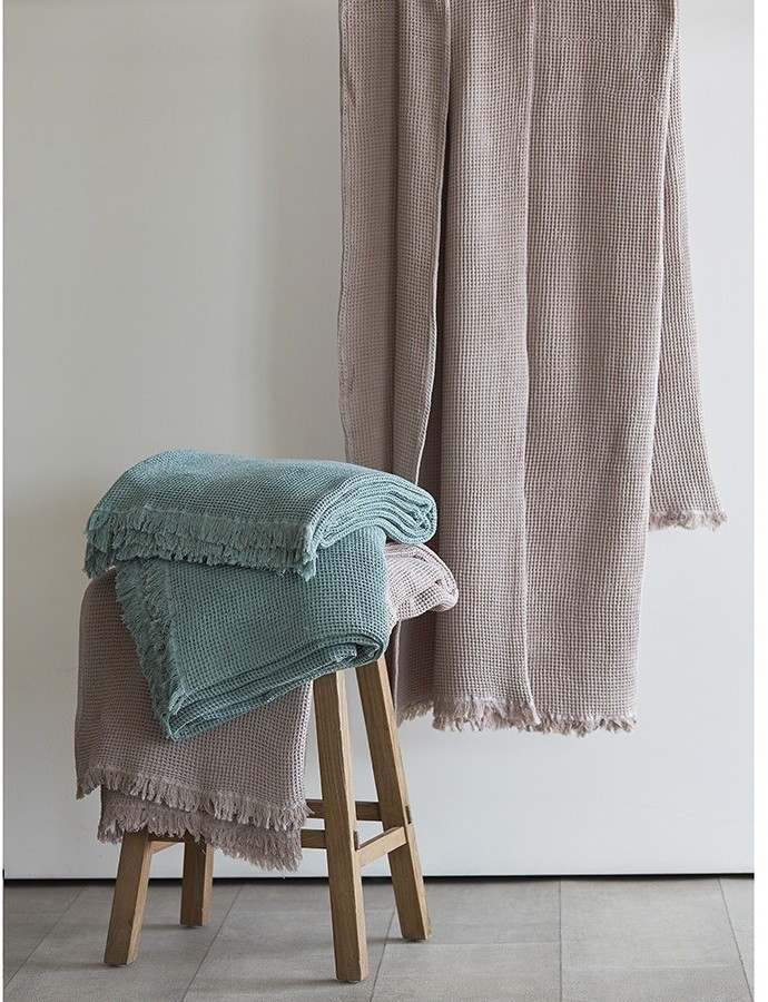 Покрывало вафельное из хлопка серо-бежевого цвета из коллекции essential, 230х250 см (77459)