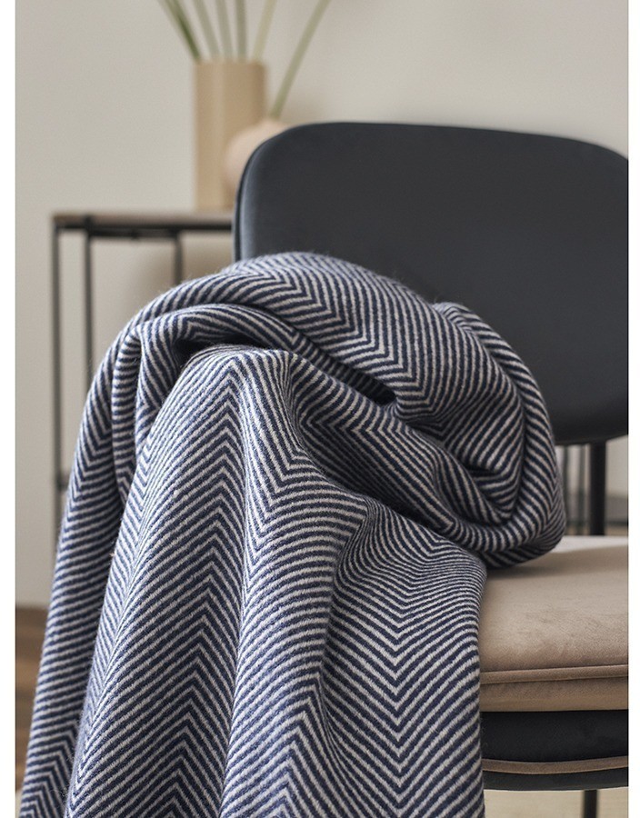 Плед из шерсти мериноса темно-синего цвета из коллекции essential, 130х180 см (77086)