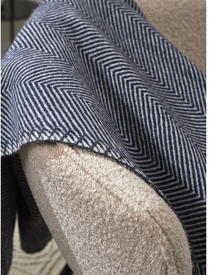 Плед из шерсти мериноса темно-синего цвета из коллекции essential, 130х180 см (77086)