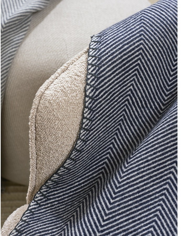 Плед из шерсти мериноса темно-синего цвета из коллекции essential, 130х180 см (77086)