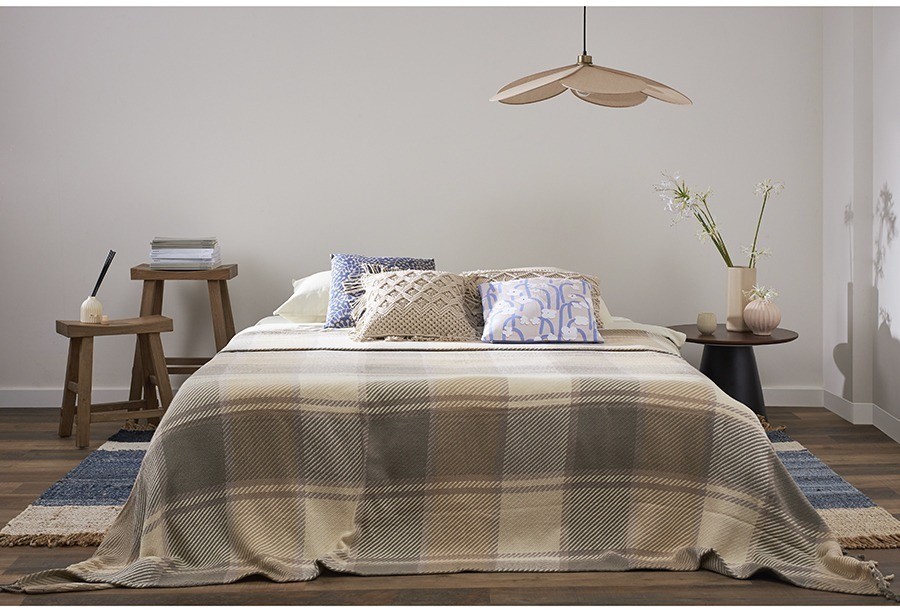Покрывало из хлопка warm traditions бежево-серого цвета из коллекции essential, 180х250 см (76962)
