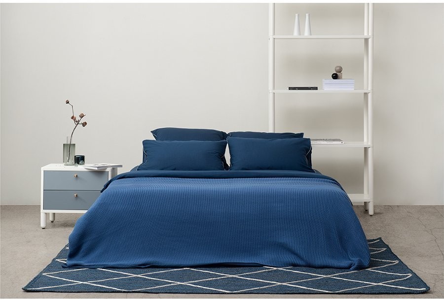 Простыня темно-синего цвета с контрастным кантом из коллекции essential, 240х270 см (73748)