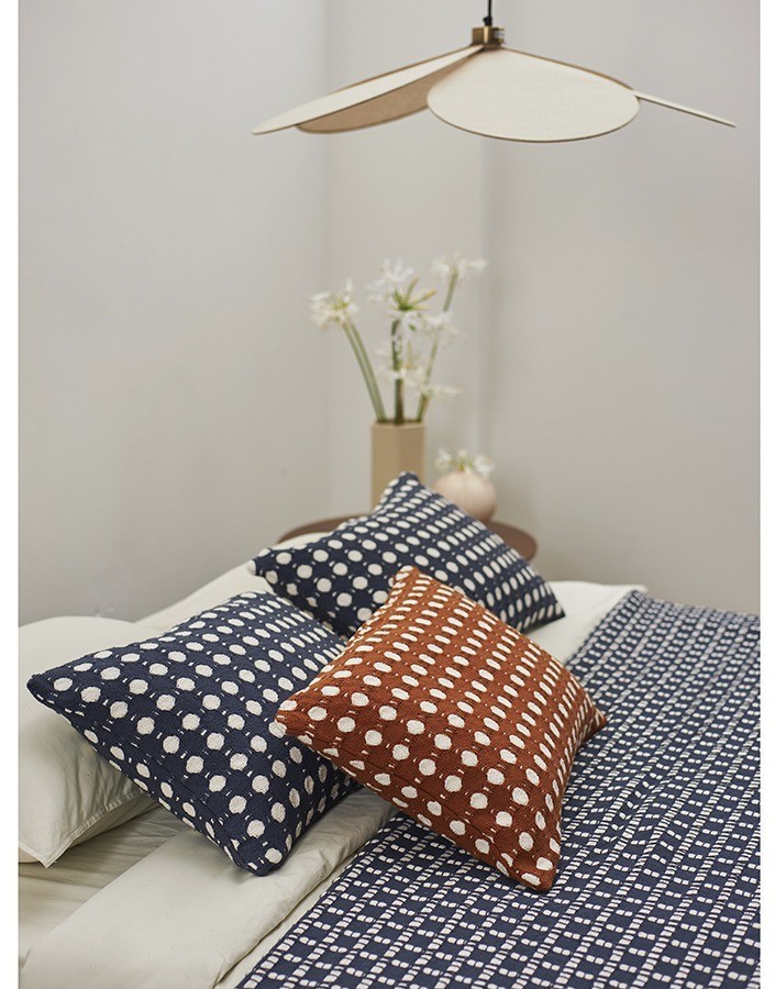 Покрывало из хлопка polka dots темно-синего цвета из коллекции essential, 230х250 см (76961)