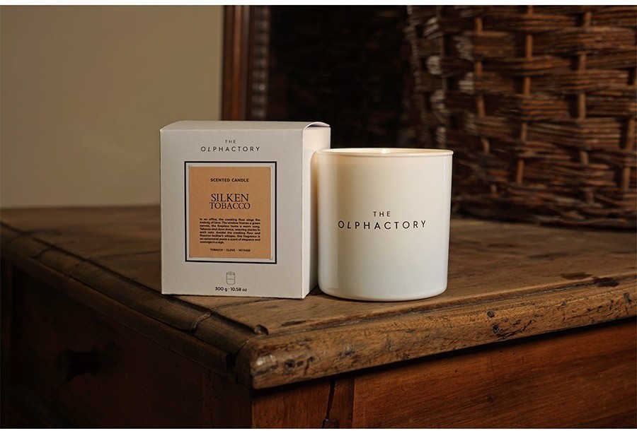 Свеча ароматическая the olphactory, white insignia, silken tobacco, 60 ч (78050)