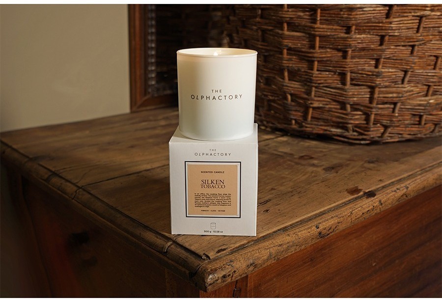 Свеча ароматическая the olphactory, white insignia, silken tobacco, 60 ч (78050)