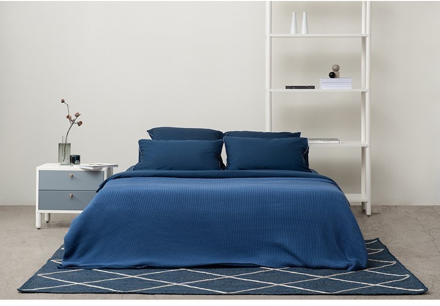 Простыня на резинке темно-синего цвета из коллекции essential, 160х200х30 см (73741)