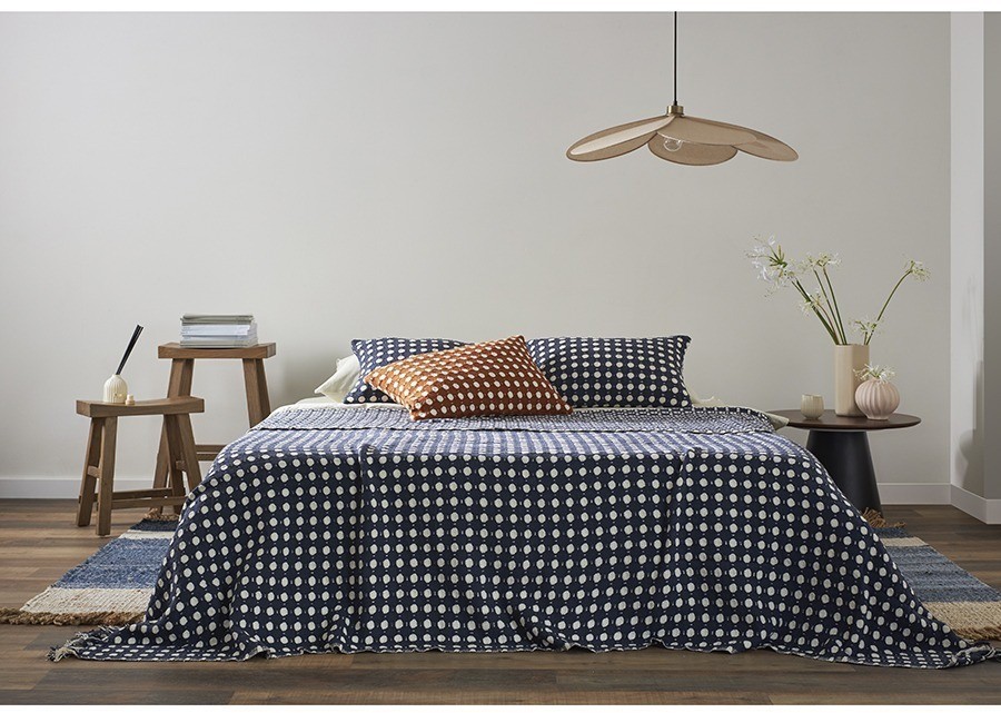 Покрывало из хлопка polka dots темно-синего цвета из коллекции essential, 180х250 см (76960)