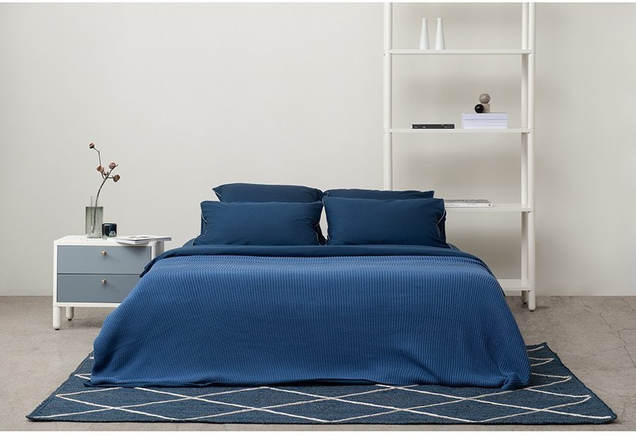 Комплект постельного белья темно-синего цвета с контрастным кантом из коллекции essential, 150х200 см (73724)