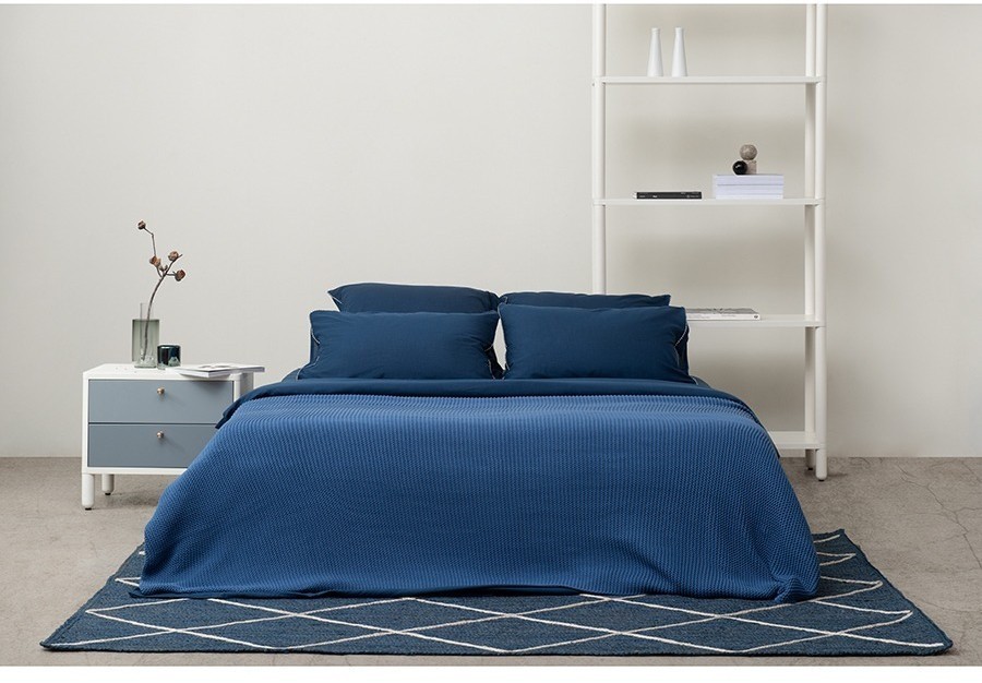 Комплект постельного белья темно-синего цвета с контрастным кантом из коллекции essential, 150х200 см (73724)