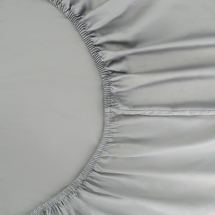 Простыня на резинке из премиального сатина светло-серого цвета из коллекции essential, 200х200х30 см (79851)