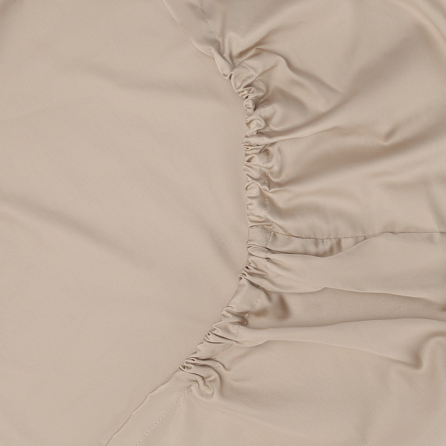 Простыня на резинке из премиального сатина бежевого цвета из коллекции essential, 200х200х30 см (77168)